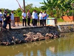 Asisten Deputi Kemensesneg Tinjau Jembatan Kedungpeluk yang Ambruk